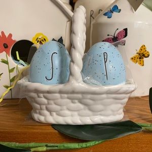 Rae Dunn salt n pepper shaker Robin eggs blue with black specks/basket NWT